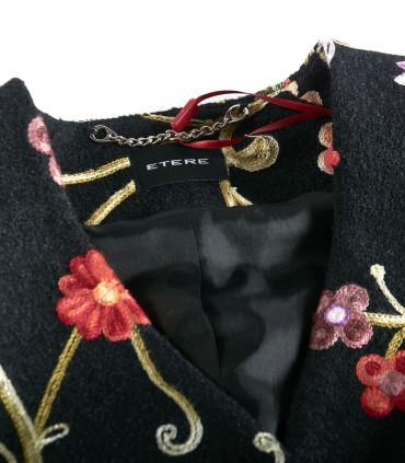 Уникално бродирано сако с черен основен цвят и флорални мотиви