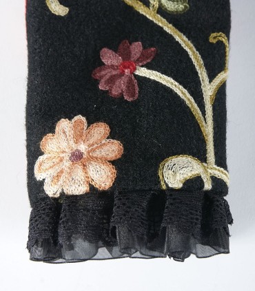 Уникално бродирано сако с черен основен цвят и флорални мотиви