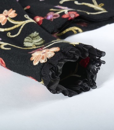 Уникално бродирано сако с черен основен цвят и флорални мотиви