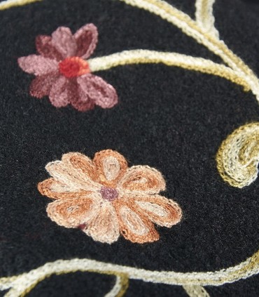 Уникално бродирано сако с черен основен цвят и флорални мотиви