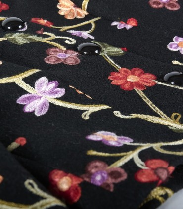Уникално бродирано сако с черен основен цвят и флорални мотиви