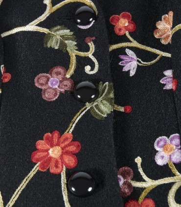 Уникално бродирано сако с черен основен цвят и флорални мотиви