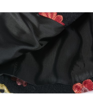 Уникално бродирано сако с черен основен цвят и флорални мотиви
