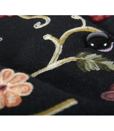 Уникално бродирано сако с черен основен цвят и флорални мотиви