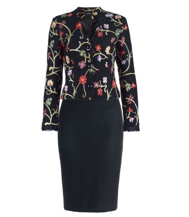 Уникално бродирано сако с черен основен цвят и флорални мотиви