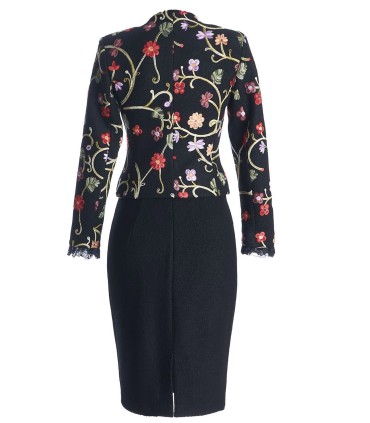 Уникално бродирано сако с черен основен цвят и флорални мотиви