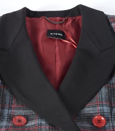 Карирано удължено дамско сако в сиво и червено с уникални елементи