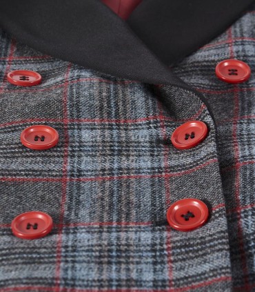 Карирано удължено дамско сако в сиво и червено с уникални елементи