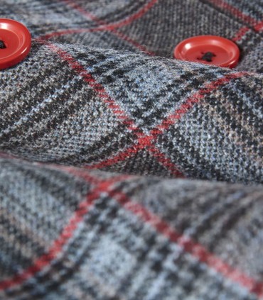 Карирано удължено дамско сако в сиво и червено с уникални елементи