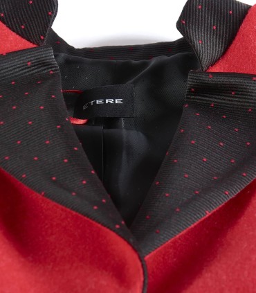 Дамско сако в червен цвят с заоблени ревери перфектно за костюм