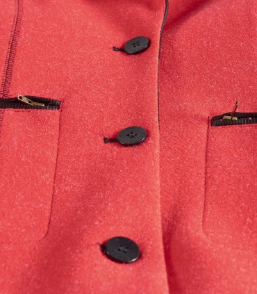 Дамско сако в червен цвят с заоблени ревери перфектно за костюм