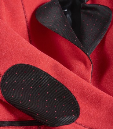 Дамско сако в червен цвят с заоблени ревери перфектно за костюм