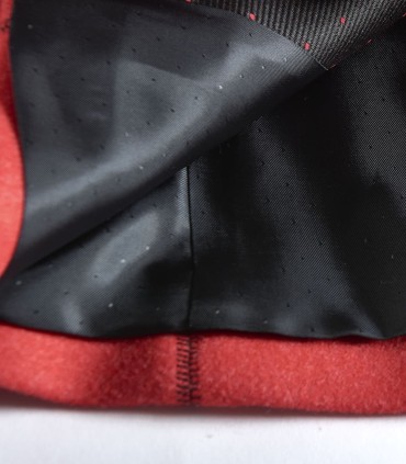 Дамско сако в червен цвят с заоблени ревери перфектно за костюм