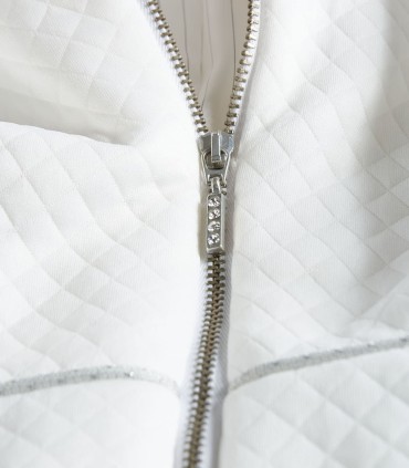 Бяло дамско яке със спортно-елеганта линия и цип закопчаване