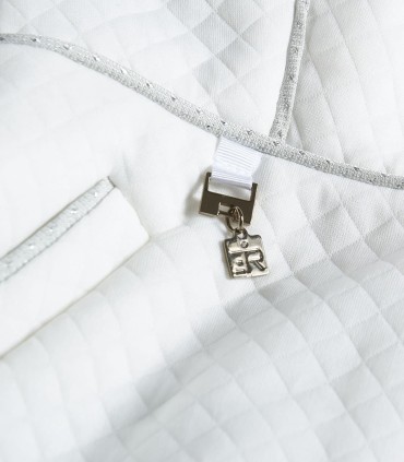 Бяло дамско яке със спортно-елеганта линия и цип закопчаване