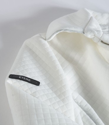 Бяло дамско яке със спортно-елеганта линия и цип закопчаване