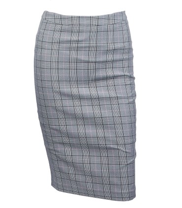 Къса дамска карирана пола с цепка отзад. Дължина над коляното.