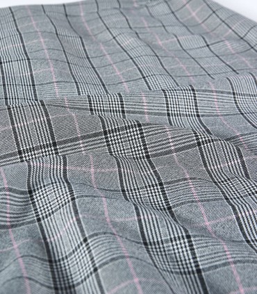 Къса дамска карирана пола с цепка отзад. Дължина над коляното.