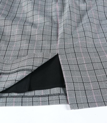 Къса дамска карирана пола с цепка отзад. Дължина над коляното.