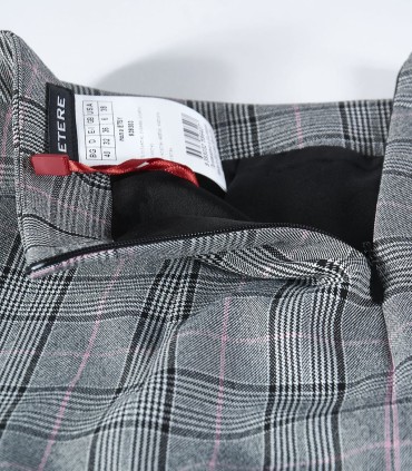 Къса дамска карирана пола с цепка отзад. Дължина над коляното.