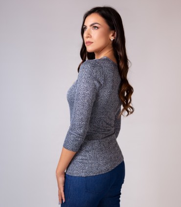 Трикотажна блуза с разрес на деколтето