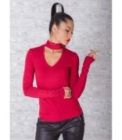 Червена блуза с висока яка