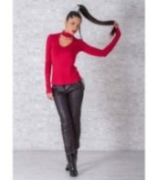 Червена блуза с висока яка