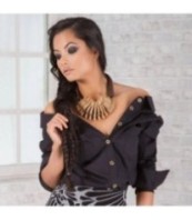 Бяла екстравагантна дамска риза с открит гръб