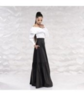 Дълга свободна черна пола