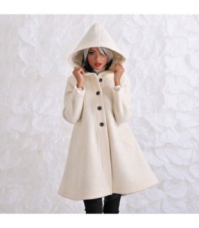 Жена облечена в Дамско Вълнено Бяло Палто с Качулка 5 копчета и разкроен дизайн.