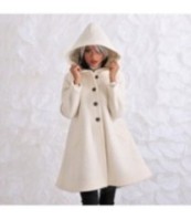 Жена облечена в Дамско Вълнено Бяло Палто с Качулка 5 копчета и разкроен дизайн.