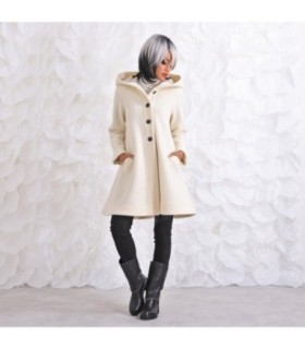 Жена облечена в Дамско Вълнено Бяло Палто с Качулка до коляното 5 копчета и разкроен дизайн.