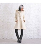 Жена облечена в Дамско Вълнено Бяло Палто с Качулка до коляното 5 копчета и разкроен дизайн.