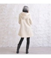 Жена в гръб облечена в Дамско Вълнено Бяло Палто с Качулка 5 копчета и разкроен дизайн.