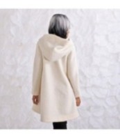 Жена облечена в Дамско Вълнено, Бяло Палто с Голяма Качулка, 5 копчета и разкроен дизайн.