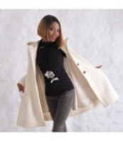 Жена облечена в Дамско Вълнено Бяло Палто с Качулка 5 копчета и разкроен дизайн. Палтото е с ватиран хастар.