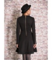 Къса черна рокля