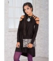 Черна рокля с изрязани рамене