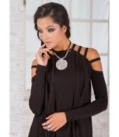 Черна рокля с изрязани рамене