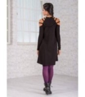 Черна рокля с изрязани рамене