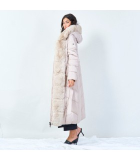 Жена облечена в Дамско Зимно дълго яке с качулка и косъм в светъл цвят.