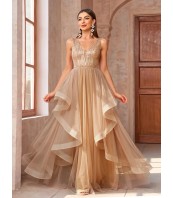 Дълга елегантна рокля с дантела за сватба