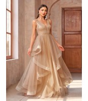 Жена в Елегантна Дълга Рокля без ръкав с V деколте в бежов цвят и тюл