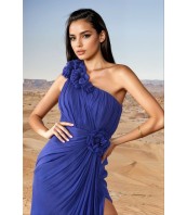 Дълга Елегантна Рокля с Големи Рамене в син цвят и цепка с прикрито деколкте
