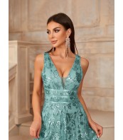 Дълга официална рокля с пайети и дълбоко V-деколте