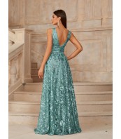 Дълга официална рокля с пайети и дълбоко V-деколте