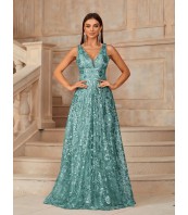 Жена в дълга официална рокля тюркоазен цвят роклята е до земята. Дълга рокля без ръкави с ръце на кръста