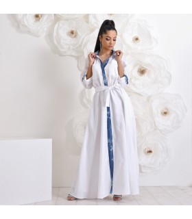 Бяла ленена макси рокля – с деним акценти