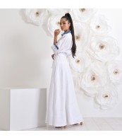 Бяла ленена макси рокля – с деним акценти