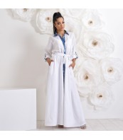 Бяла ленена макси рокля – с деним акценти